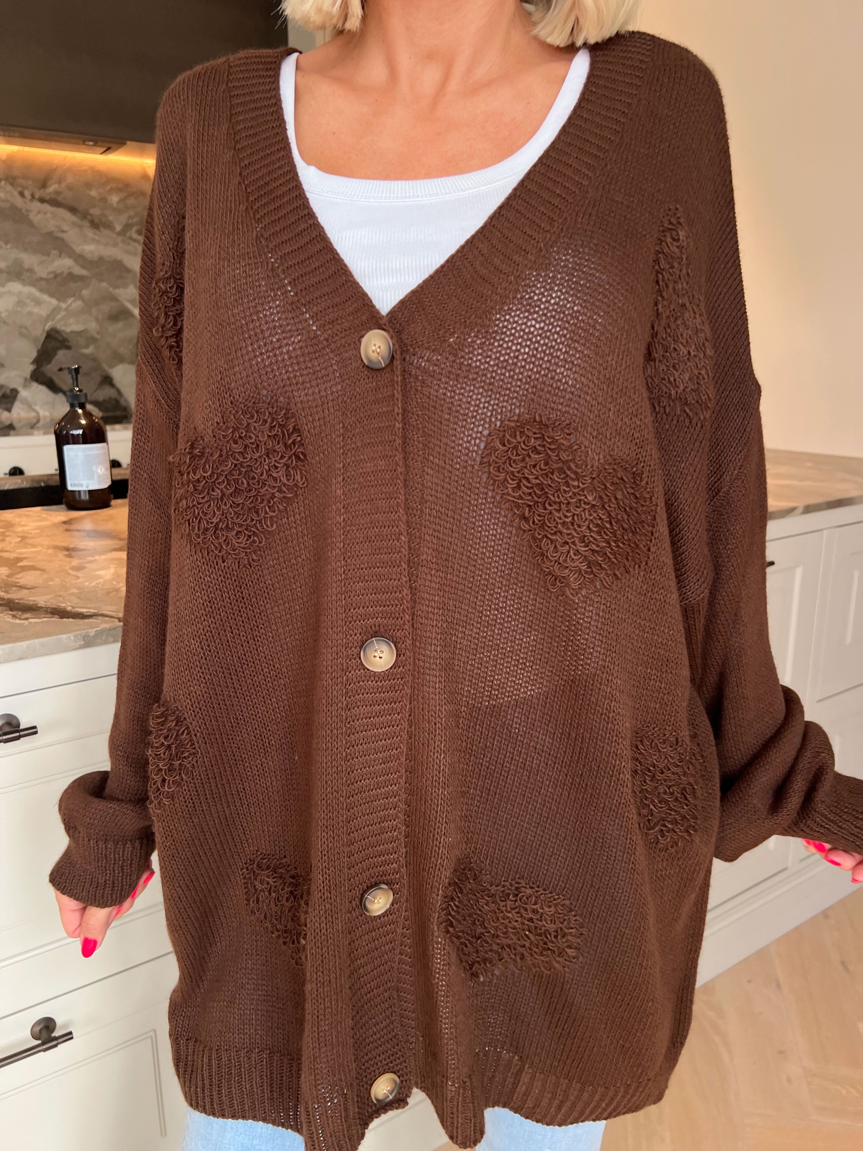 Rosaline - Sød plus size strikcardigan med fine hjerter og knaplukning